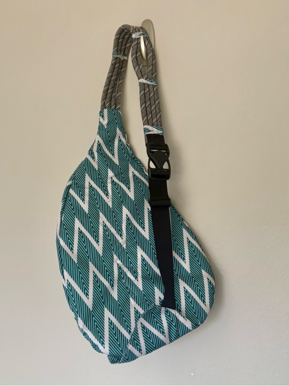 Kavu Rope Sling Bag Teal Chevron Crossbody Travel Festival Casual OS - Picture 2 of 9
